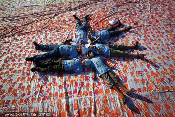 Gaza children create largest handprint painting