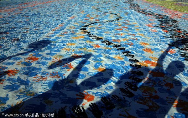 Gaza children create largest handprint painting