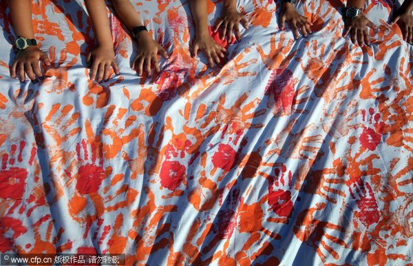 Gaza children create largest handprint painting