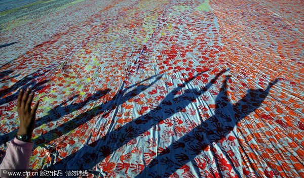 Gaza children create largest handprint painting