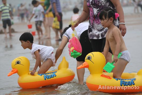 People flock to beach to avoid summer heat