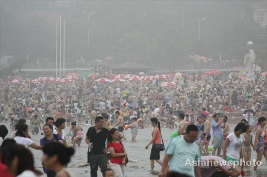 People flock to beach to avoid summer heat