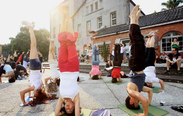 Handstand performance attracts citizens in Taipei