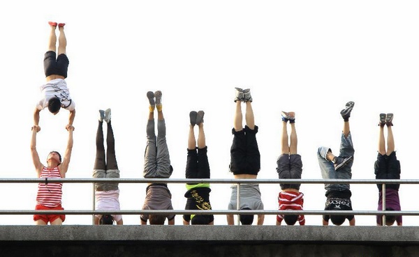 Handstand performance attracts citizens in Taipei