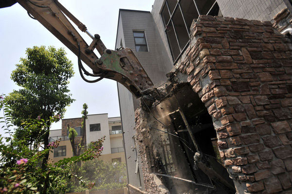 Luxury villa extensions demolished in Wuhan