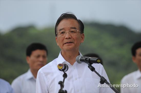 Premier Wen mourns victims of train crash