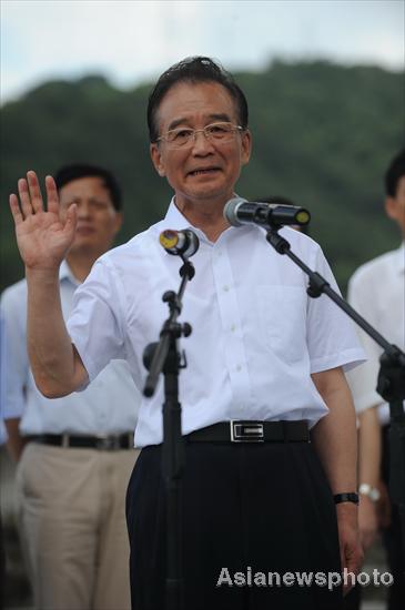 Premier Wen mourns victims of train crash