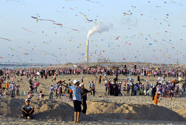World record set by 15,000 kids flying kites