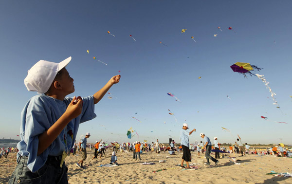 World record set by 15,000 kids flying kites