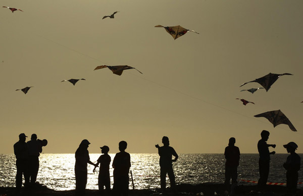 World record set by 15,000 kids flying kites
