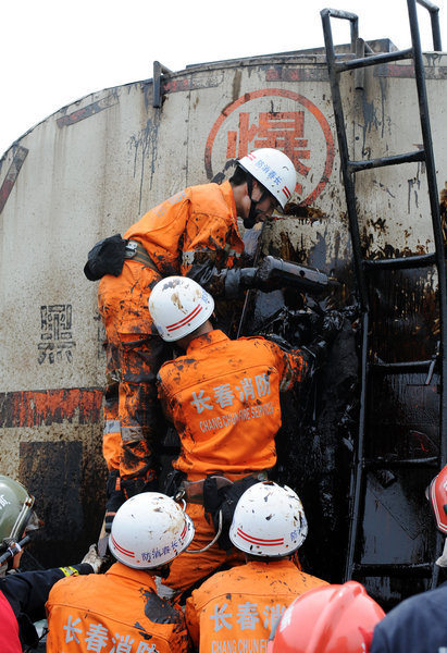 Massive oil leak on Jilin expressway