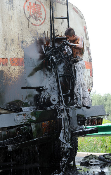 Massive oil leak on Jilin expressway