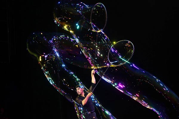 Gazillion Bubble Show amazes audience|Odd|c