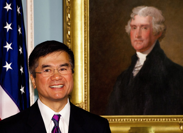 Gary Locke sworn in as new US envoy to China