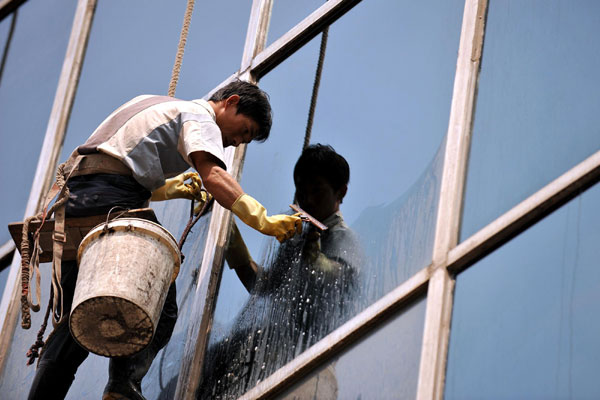 'Spidermen' hang in mid-air to clean skyscrapers