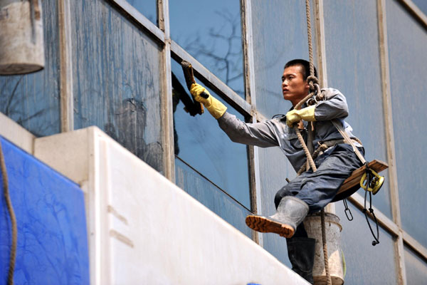 'Spidermen' hang in mid-air to clean skyscrapers