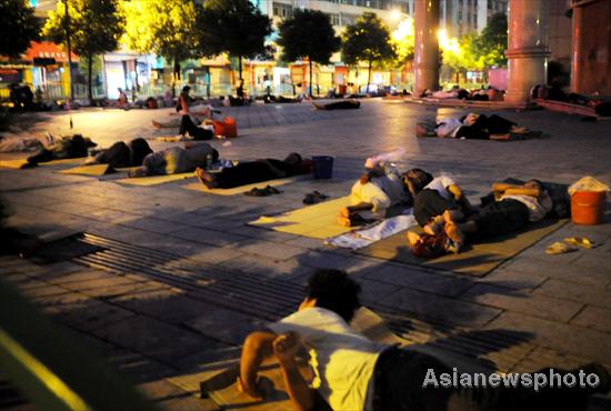 Jobless migrant workers sleep rough