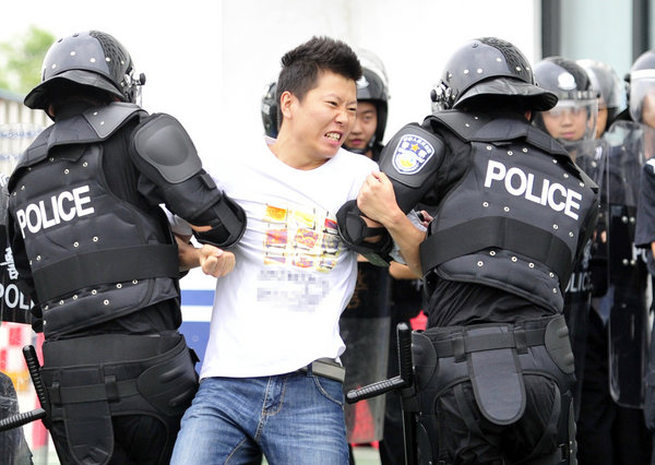 Riot control drill held in Chengdu
