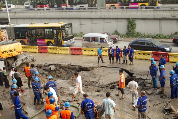 Burst water pipe floods Beijing street