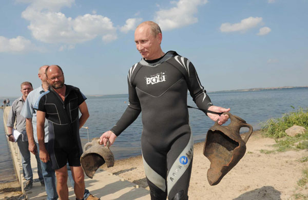 Versatile Putin dives to recover relics
