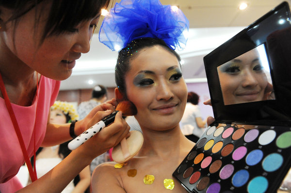 Bridal makeup contest held in E China