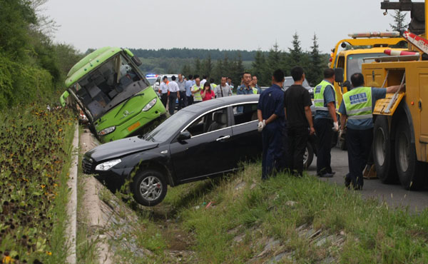 Mainland bus crash kills 4 Taiwan tourists