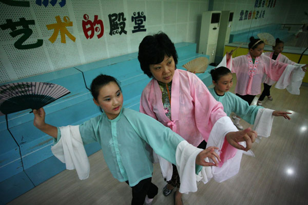 Children learn Peking Opera over summer