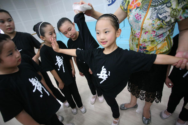 Children learn Peking Opera over summer