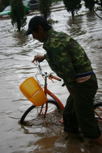 Heavy rains cause flooding in NW China