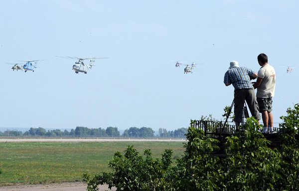 Moscow skies filled with air show jets