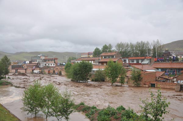 Roaring river floods NW Chinese city