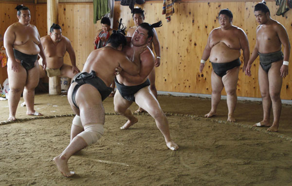 Sumo wrestlers back to tsunami-hit district in Japan