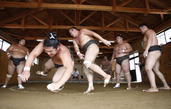 Sumo wrestlers back to tsunami-hit district in Japan