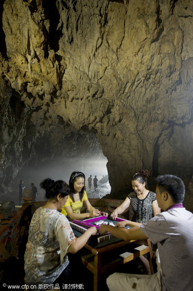 Summer heat drives mahjong players into cave