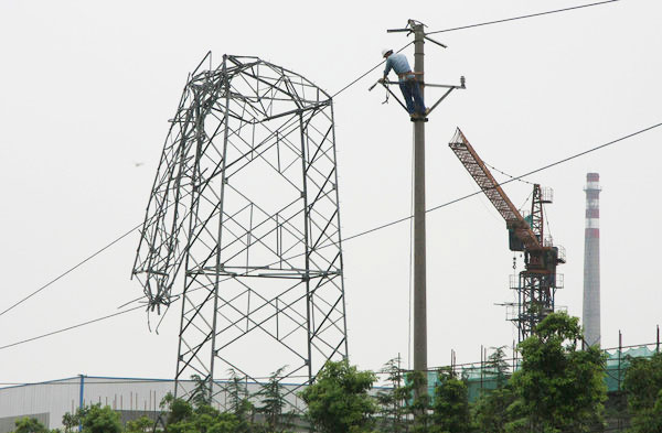 Power pylons blown apart by wind in E China