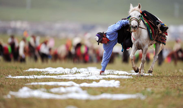 300-year-old horse race festival kicks off in Tibet