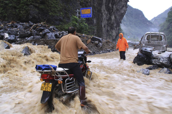 Rain-triggered mudslides trap 100 in C China