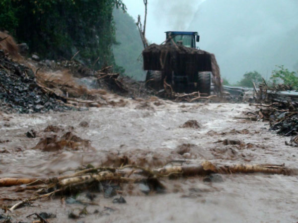 Rain-triggered mudslides trap 100 in C China