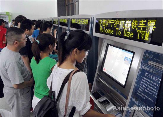 Influx of passengers crowd Suzhou railway station