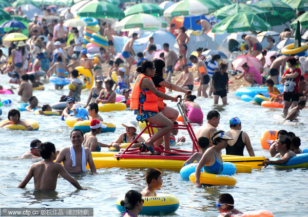 People jam seaside in summer heat, NE China