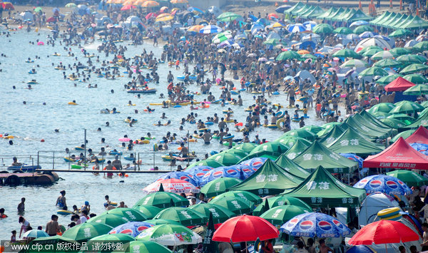 People jam seaside in summer heat, NE China