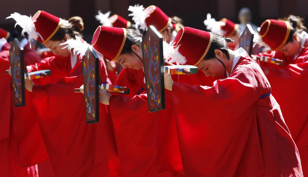 Graduates wear traditional costumes in Seoul