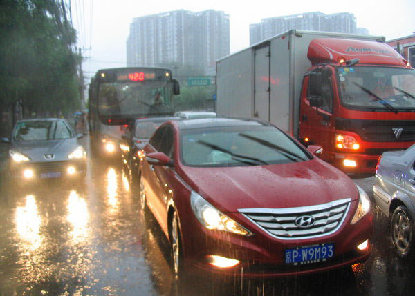 Heavy rain jams up Beijing