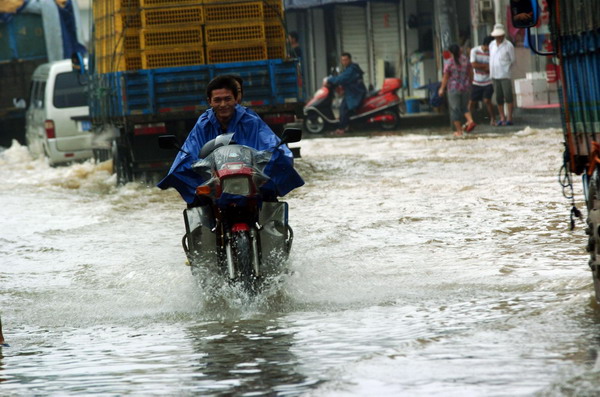 Storm lands in E China, triggering flood