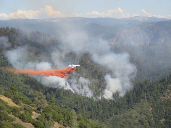 Firefighters make progress against blaze near Yosemite