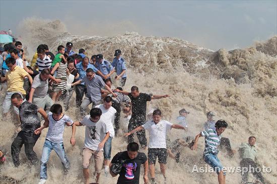 Qiantang River tides injure spectators