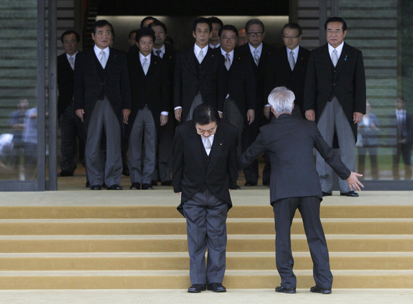 Noda and his cabinet members pose for photos