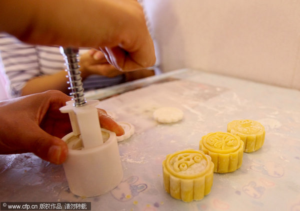 Self-made moon cakes popular for Festival