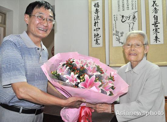Bouquet of gratitude for 99-year-old teacher