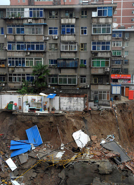 Backyard cave-in forces residents to evacuate in NW China